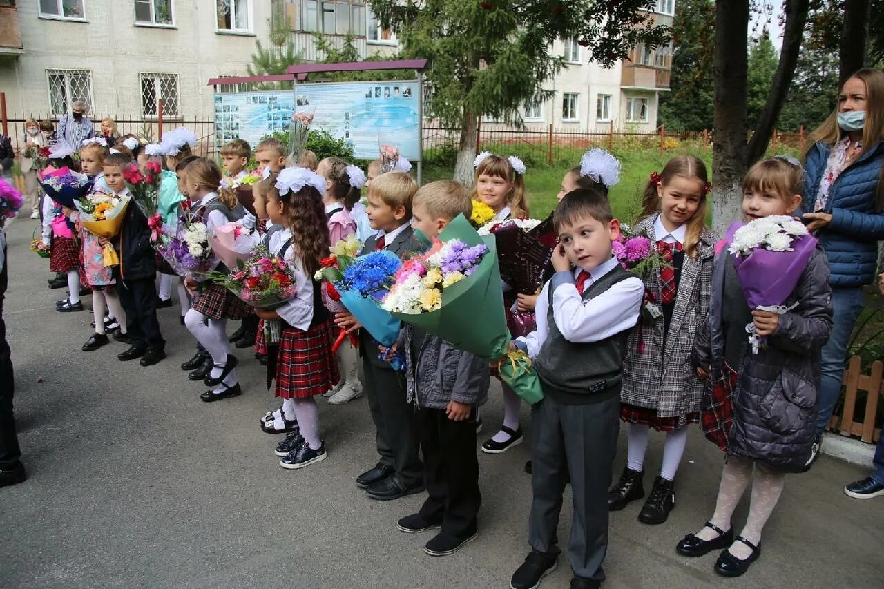 Выплаты школьникам к 1 сентября 2022 года. Линейка в школе. 1 Сентября линейка в школе. Первое сентября линейка в школе первоклашки. 1 Сентября 2021 линейка.