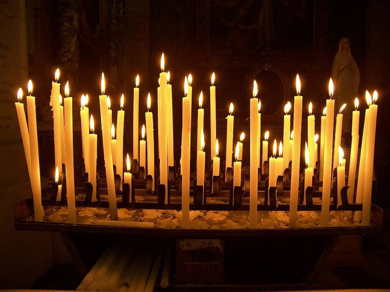 В церкви горят свечи. Церковные свечи. Свечи в храме. Горящие свечи в храме. Свечи в православном храме.