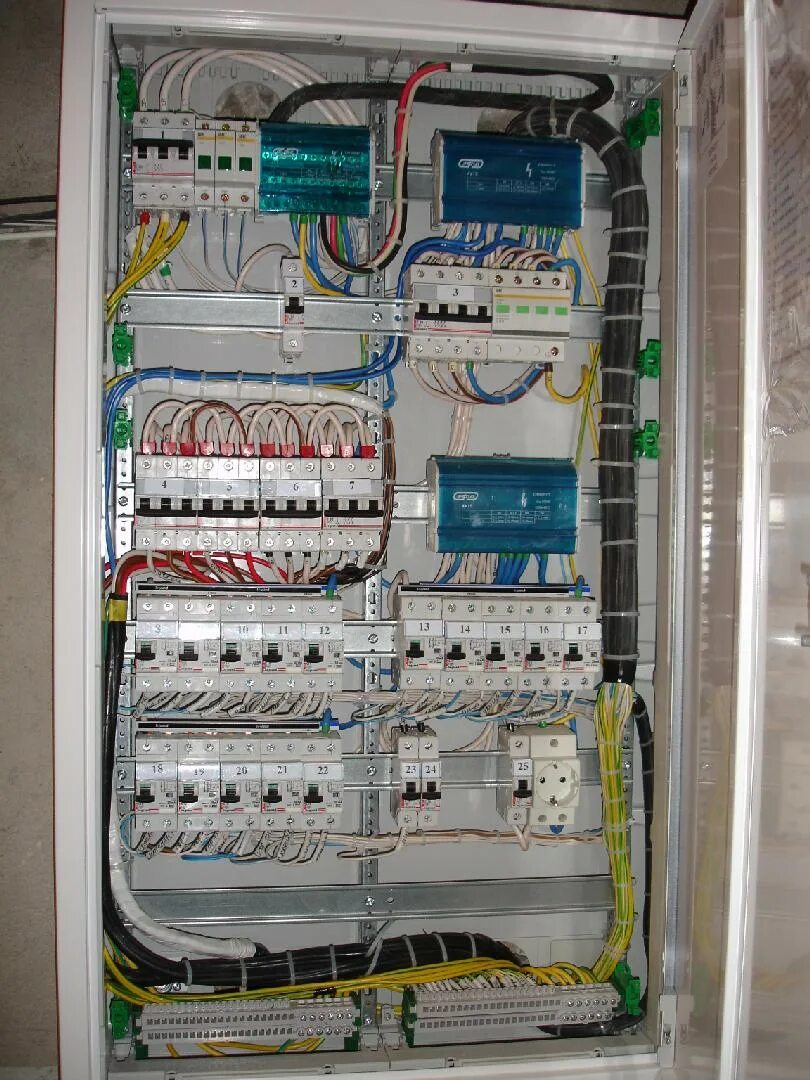 Сборка электрощита шнайдер. Щит для электропроводки. Монтаж электропроводки в квартире. Электрика в квартире. Электрика в квартире.
