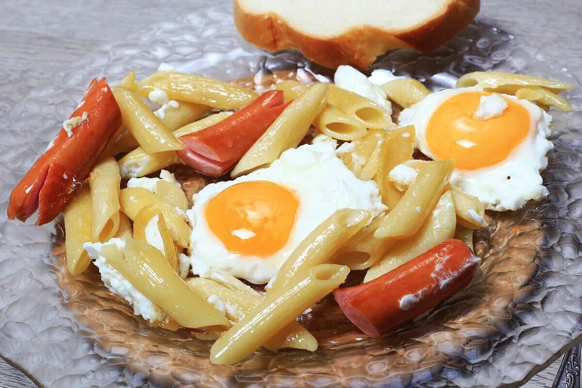 Приготовить завтрак из сыра. Яичница с макаронами. завтрак яичница с сосиской. яичница с сосисками. завтрак макароны с сосиской.