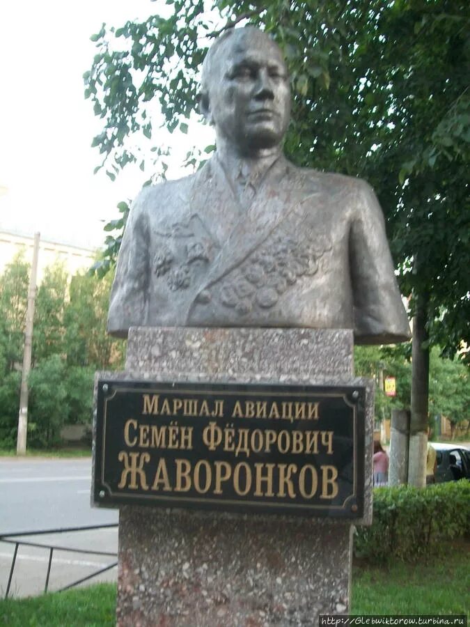 Маршал иваново. Семён жаворонков маршал авиации. маршал жаворонков вичуга. памятник семену федоровичу жаворонкову. памятник василевскому вичуга.