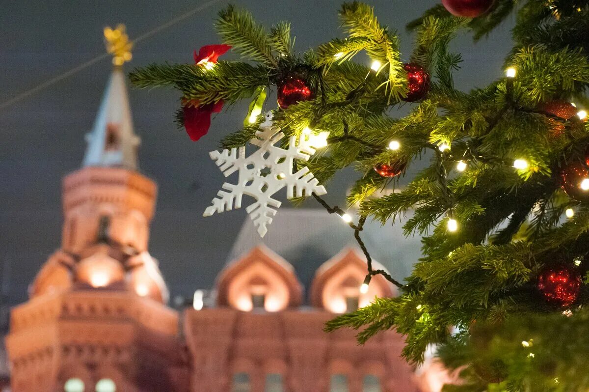 С Рождеством Кремль. Новогодний храм. Елка на фоне храма. Новый год в церкви.