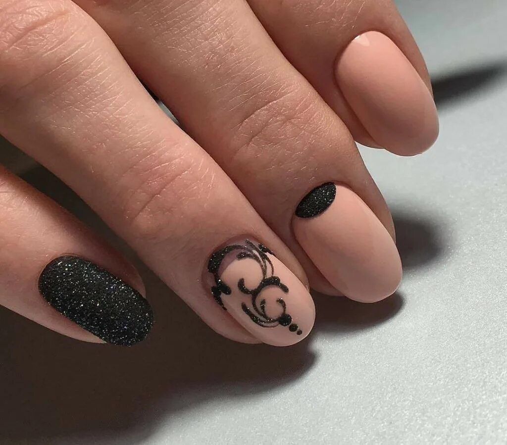 Беж с черным. Бежевыйс череым маникюр. Ногти бежевые с черным. Беж с черным. Беж с черным.