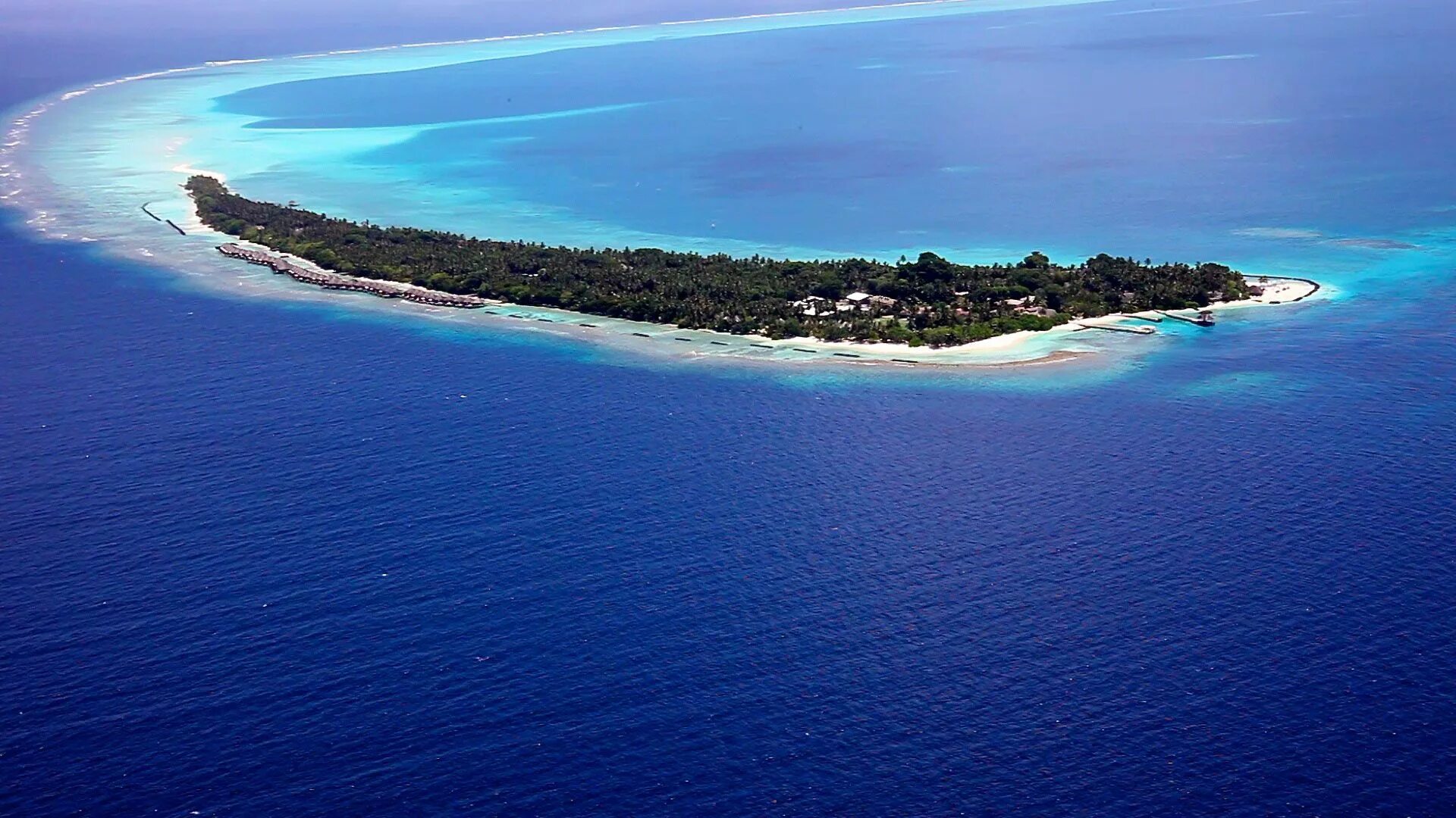 Какие острова расположены в индийском океане. Остров Курамати Мальдивы. Kuramathi Maldives площадь острова. Индийский океан Мальдивы. Острова на индийском океане Мальдивы.