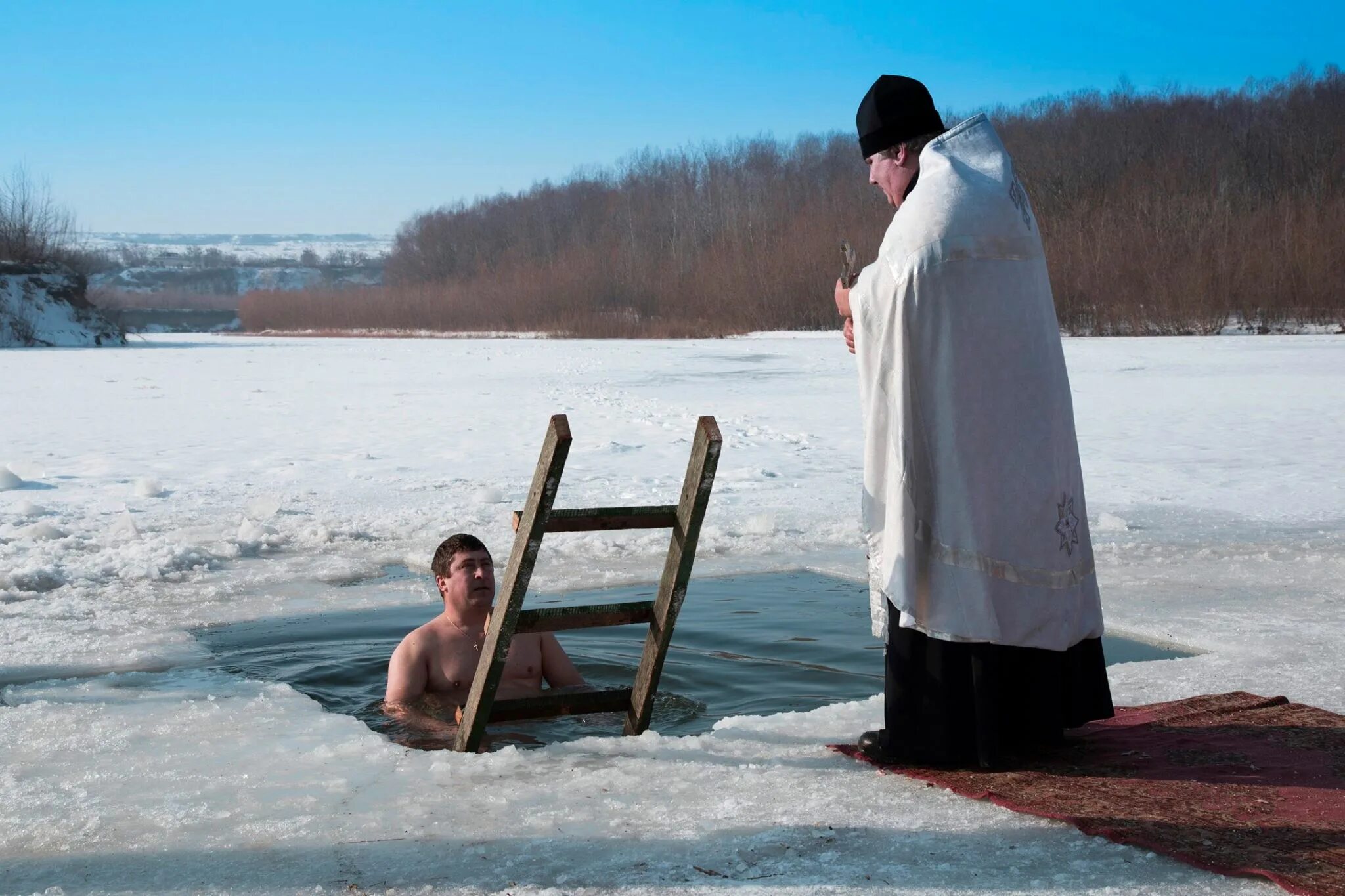 С крестинами девочки. Освящение купели на крещение. Батюшка моется. Военнослужащие цво окунулись в прорубь. Протоиерей владимир кисяков.
