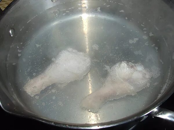 оттяжка для бульона. лывжа из курицы. мутный бульон. бульонные куры. почему куриный бульон белого цвета.