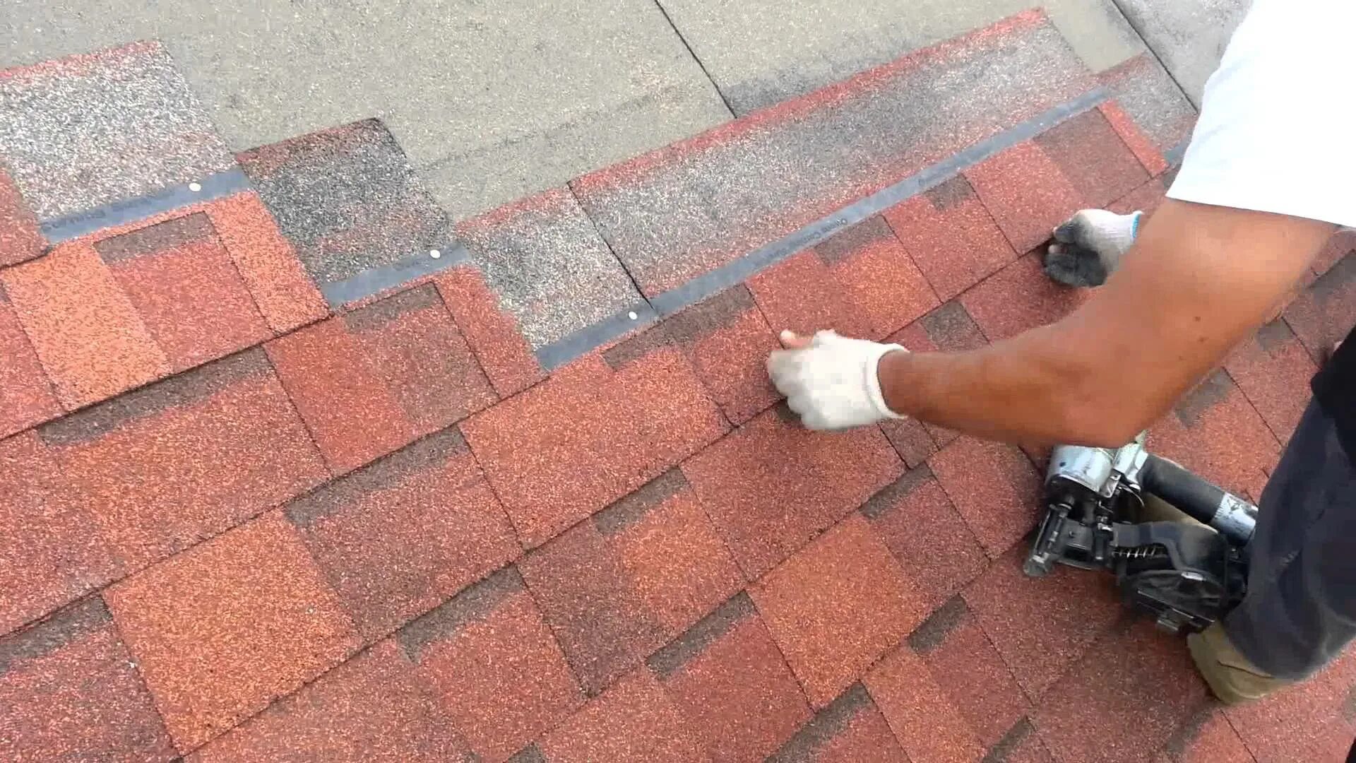 Гибкая черепица монтаж. Укладка гибкой черепицы технониколь. Конек для мягкой черепицы технониколь. Гибкая черепица монтаж. Ендова для мягкой кровли технониколь.