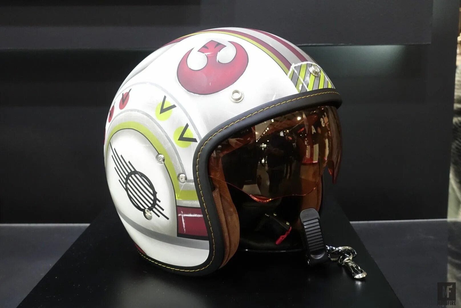 Люк Скайуокер в шлеме. Шлем Star Wars. Звездные войны мотоцикл. Шлем для мотоцикла Звездные войны. Люк на шлеме