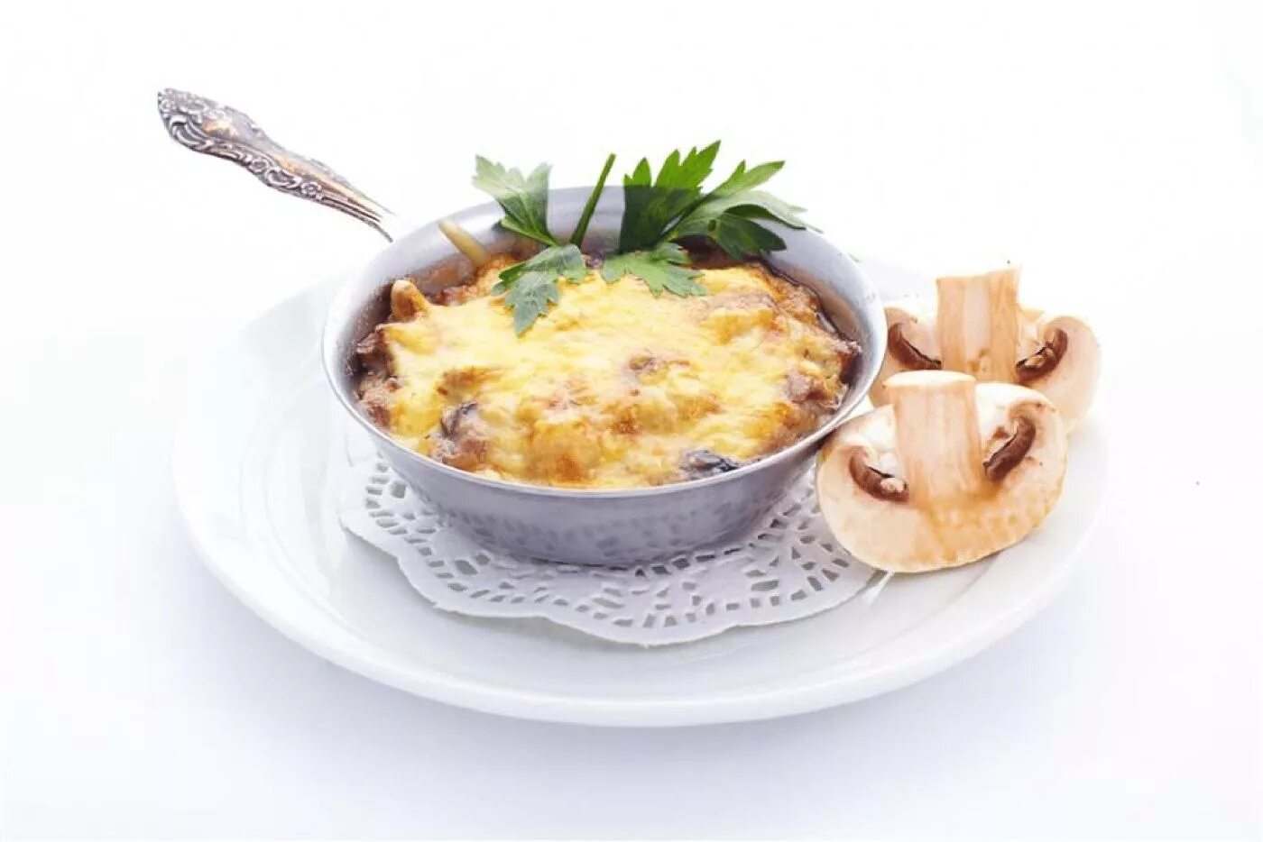 Как готовить жульен. Жульен с курицей и грибами в кокотницах. кокот грибной. кокот из курицы с грибами. жульен с курицей и грибами закуска.