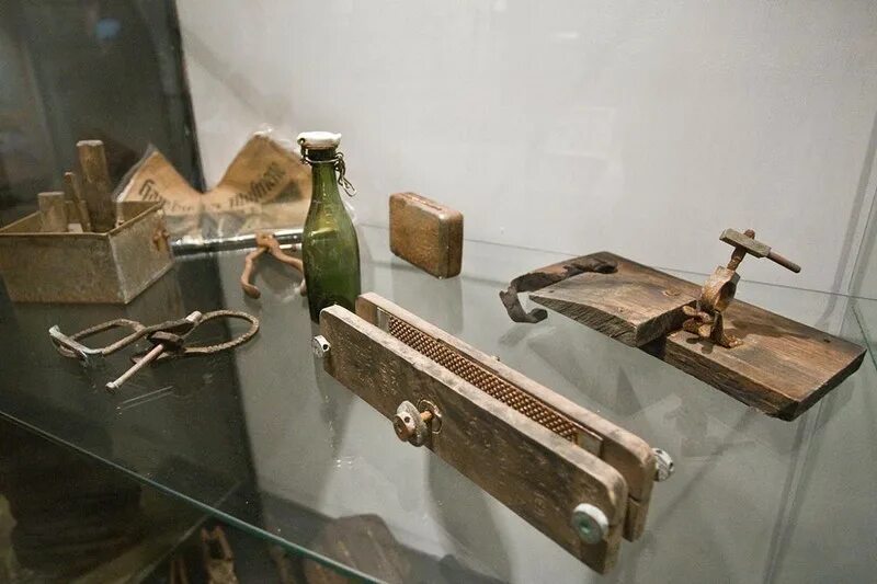 Пытки гестапо. Музей гестапо. Пыточные инструменты гестапо.