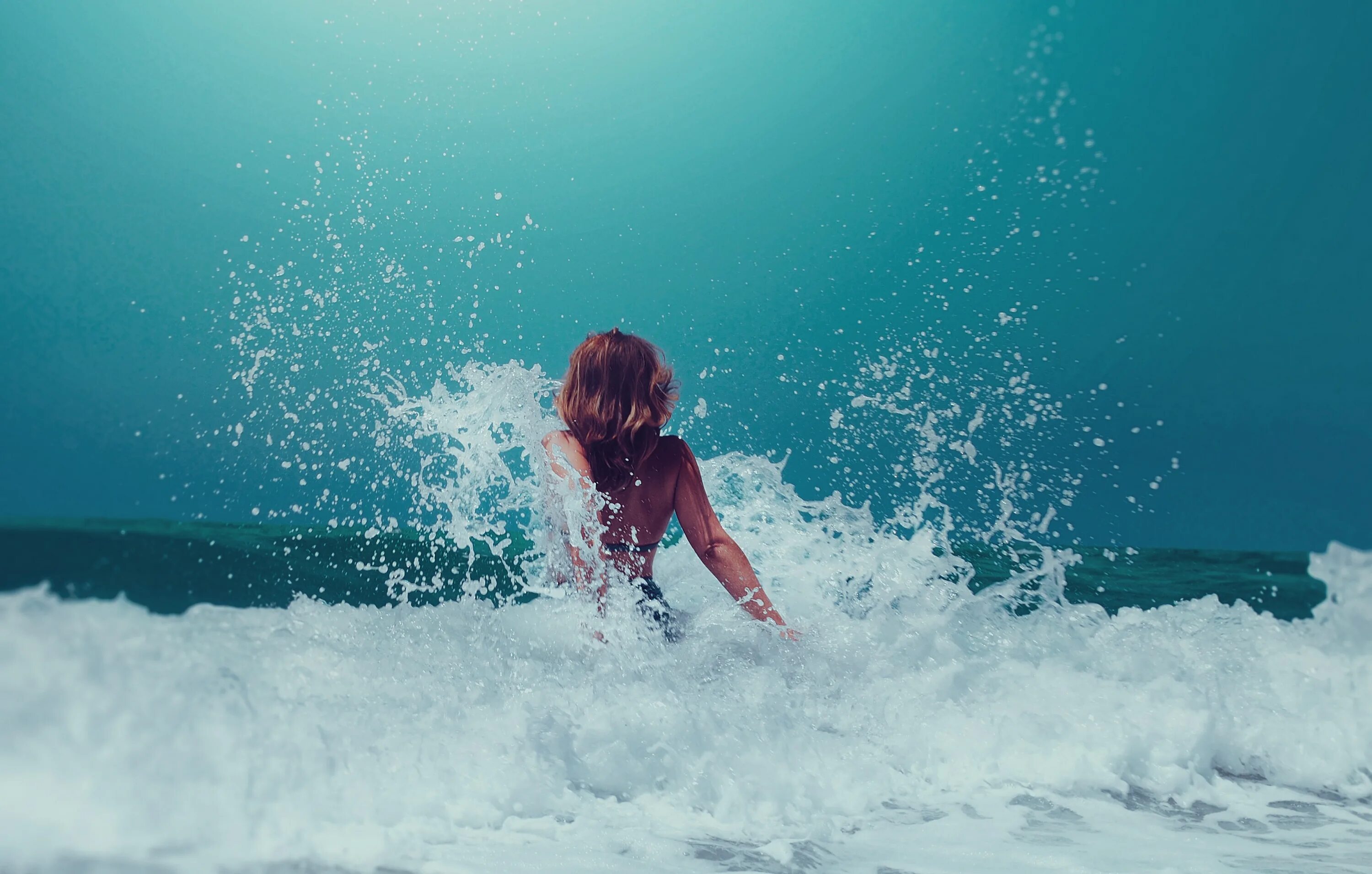 Море восторг. Девушка-море. Девушка в волнах моря. Девушка на волне. Девушка в брызгах воды.