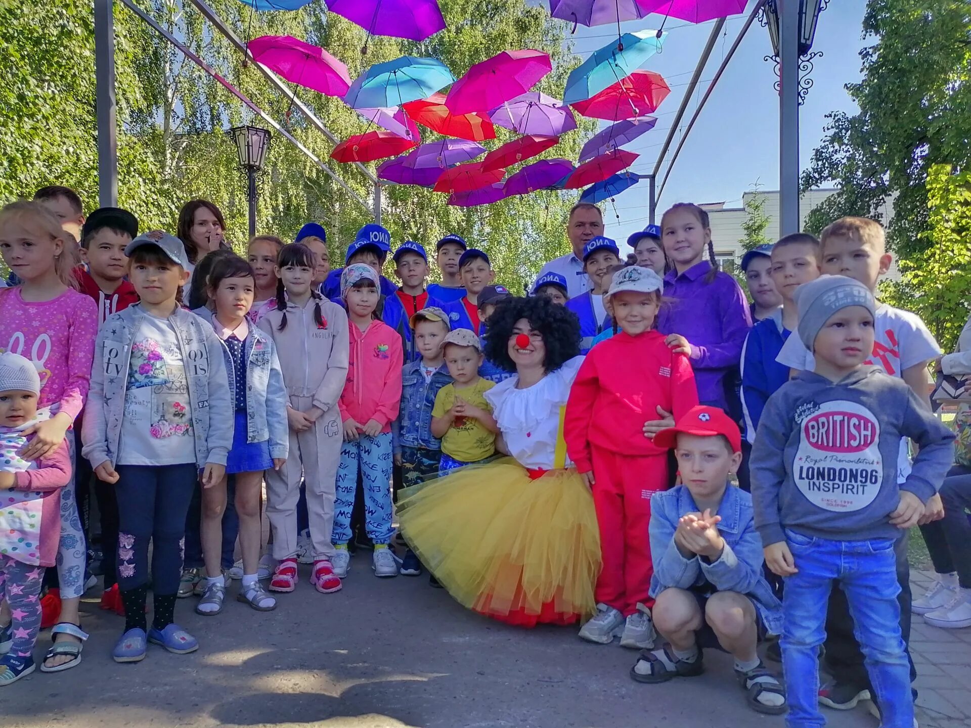 Химиков 2 менделеевск. Парк дружбы менделеевск. Биг бен менделеевск. Костюм зонтика в детском саду. Цветы менделеевск.