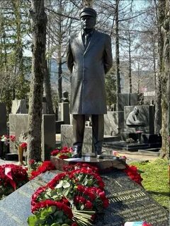 Памятник жириновскому
