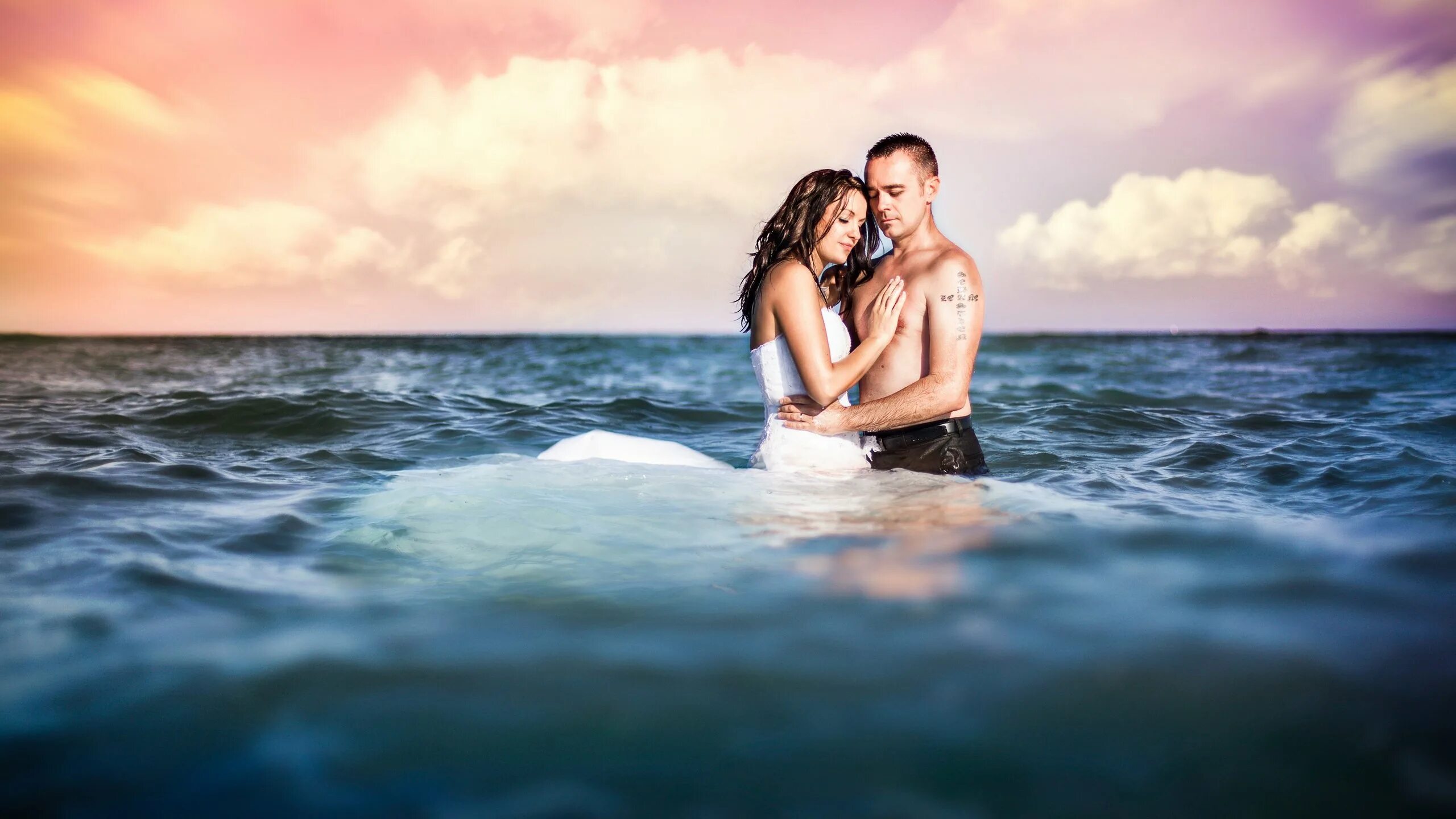 Love sea watch. Закат на море любовь. Море любви 1989. Фото на закате у моря пара. Love sea watch.
