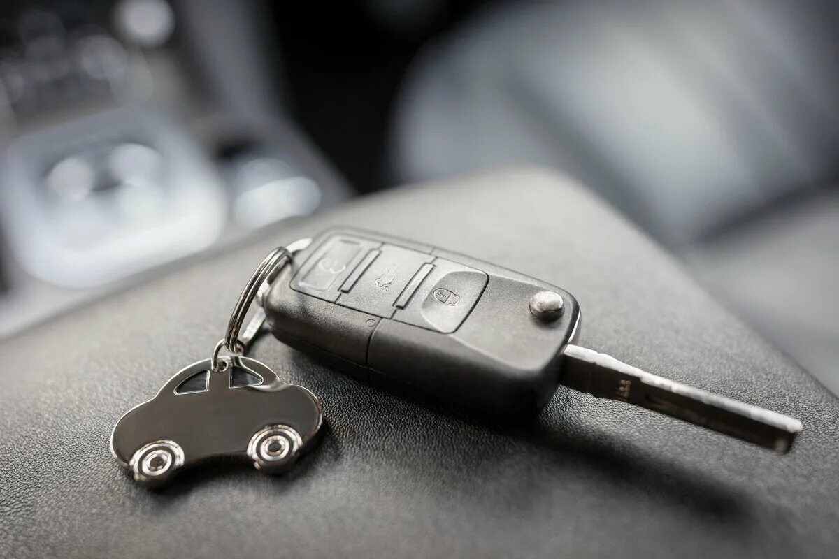 Включи машину ключ. Ключ автомобильный. Ключи от машины. Ключи зажигания для автомобилей. Рука с автомобильными ключами.