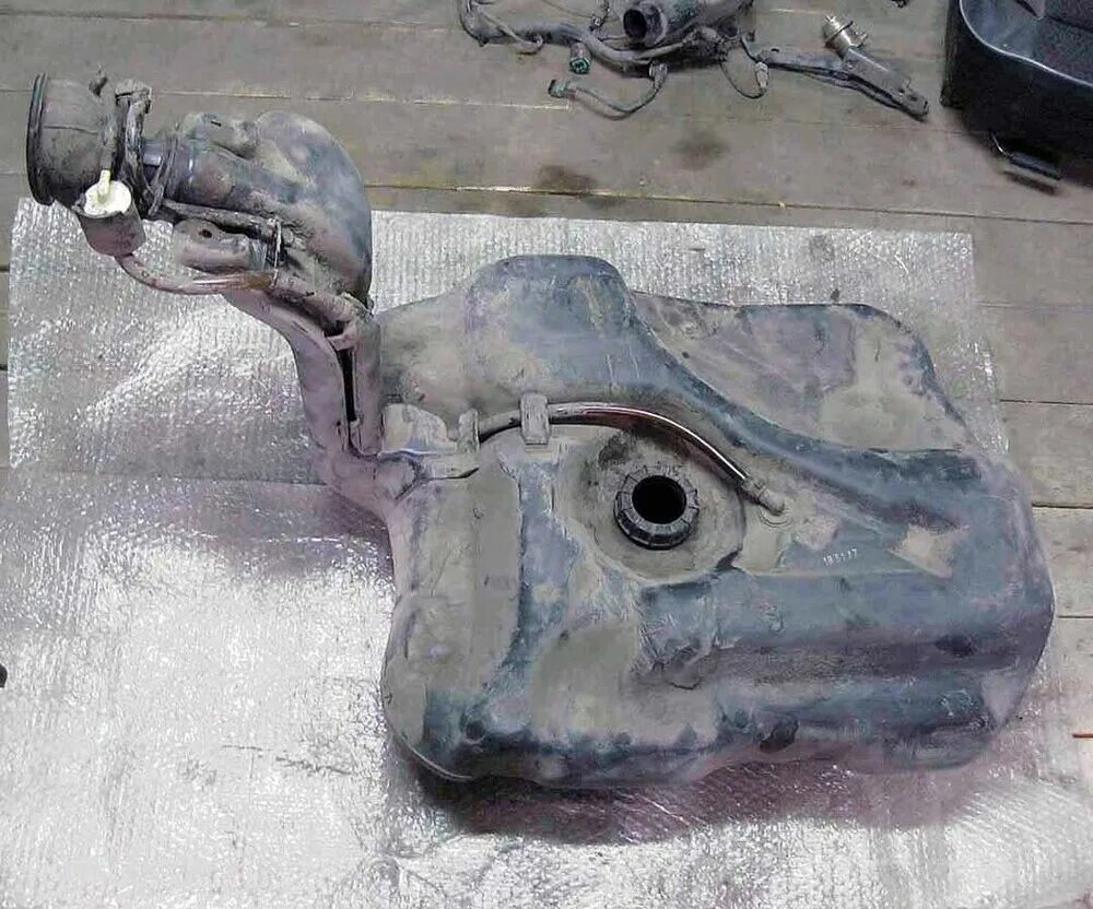 Топливный бак volkswagen b4 бензин. Топливный бак фольксваген т4 дизель. Топливные баки фольксваген. Топливный бак пассат б5. Топливный бак т4 2.