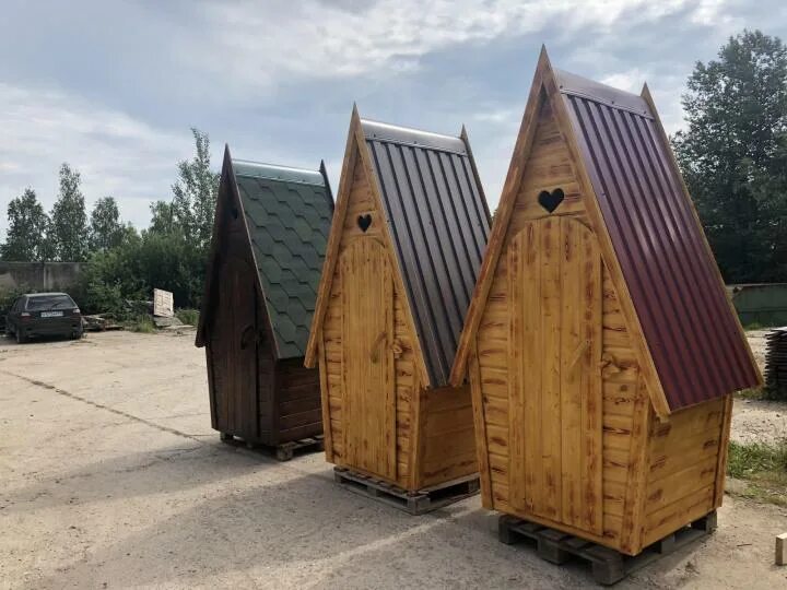 Уличный туалет для дачи деревянный цена. Деревянный туалет. Туалет дачный деревянный. Туалет деревянный для дачи. Туалет уличный деревянный.