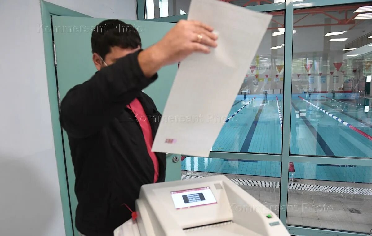 Фото на избирателя на избирательном участке в Москве. До которого времени работают избирательные участки