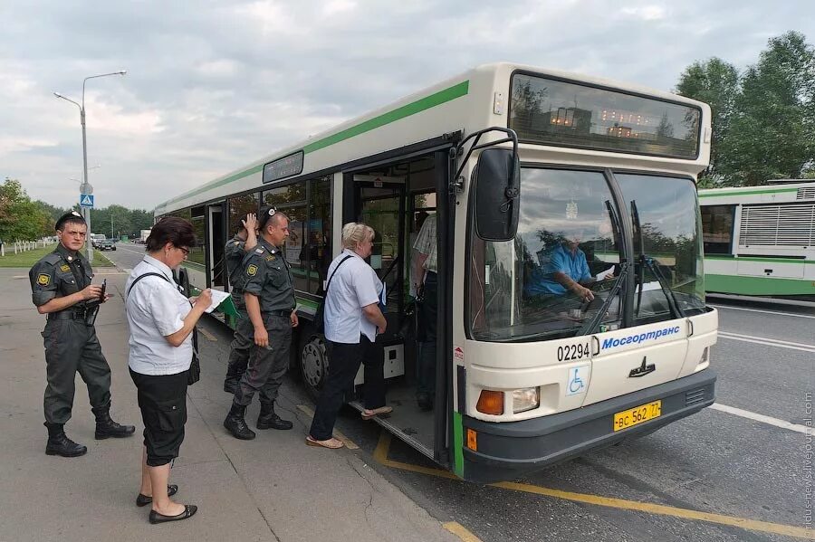 Пассажирский автобус. Пассажиры в автобусе. Люди садятся в автобус. Пассажиры садятся в автобус.