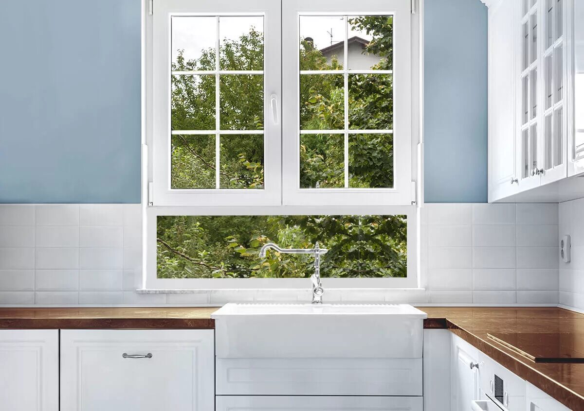 Установка пластикового окна кухни. Пластиковое окно на кухню. Пластиковое оень на кухне. Кухня с окном. Глухое окно на кухне.