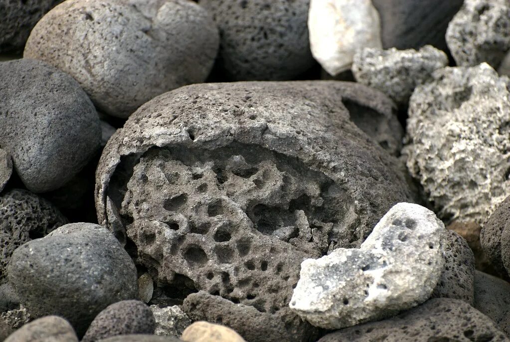 After stone. Вулканический туф и пемза. Пемза вулканическая Горная порода. Вулканический туф порода. Пемза вулканическая лава.