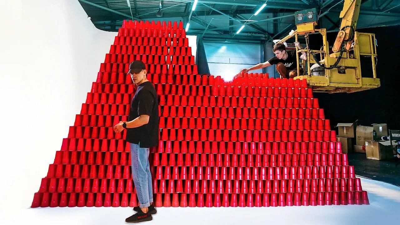 Башня из одноразовых стаканчиков. Башня из одноразовых стаканчиков. Пирамида из пластиковых стаканов. Башня из стаканчиков. Башня из стаканчиков.