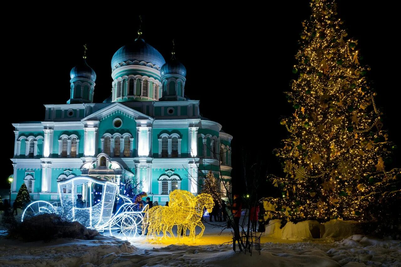 Подслушано дивеево в контакте. Дивеево монастырь зима. Дивеево зимой. Дивеевский монастырь украшение зимой. Дивеево зимой фотографии.