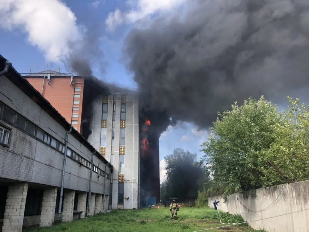 Что горит спб сейчас в невском районе. Пожар в невском районе спб. пожар на складской 6 в спб. пожар в санкт-петербурге сейчас в невском районе. свечной завод спб пожар.