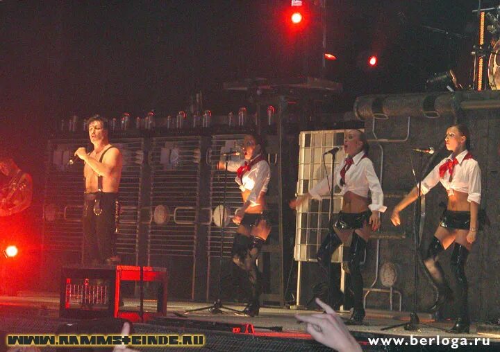 Rammstein 2004 moscow. Rammstein moskau перевод. Rammstein moskau девушки. Rammstein moskau перевод. Rammstein moskau обложка.