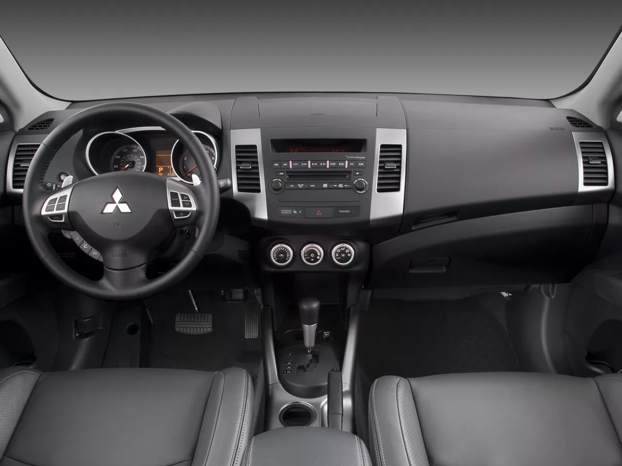 Где на mitsubishi outlander. Аутлендер 2008 салон. Mitsubishi 2007 XL Outlander панель. Mitsubishi Outlander XL 2007 3.0 Interior. Mitsubishi Outlander 2008 салон.