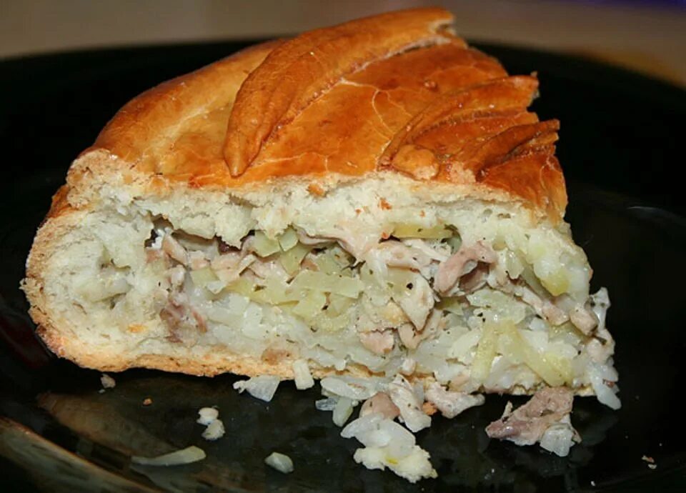 Пирог с рисом мясом дрожжевой. Пирог с мясом и рисом. пирог с курицей и рисом. кулебяка. пирожки с мясом и рисом.