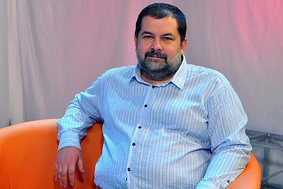 Фантаст лукьяненко. Сергей васильевич лукьяненко. сергей лукьяненко писатель. лукьяненко писатель фантаст. сергей лукьяненко 2025.