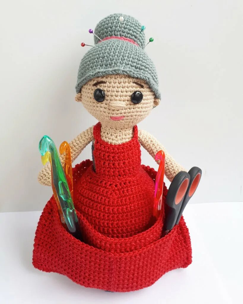 Органайзер крючком описание. Кукла амигуруми salvabrani. Кукла органайзер крючком. Креативные вязаные игрушки. Вязаные куклы.