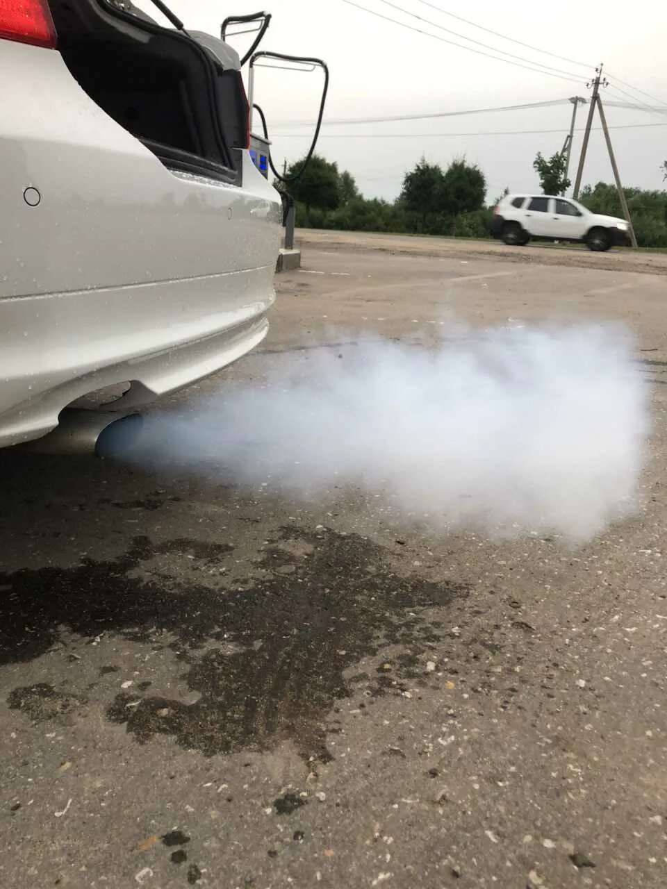 Синий дым из выхлопной трубы. Синий дым из выхлопной трубы. Форд ф 450 выхлоп. Выхлопные газы автомобилей. Сизый дым.