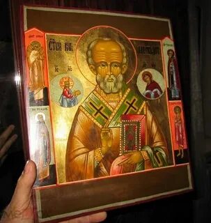 Иконы на полу