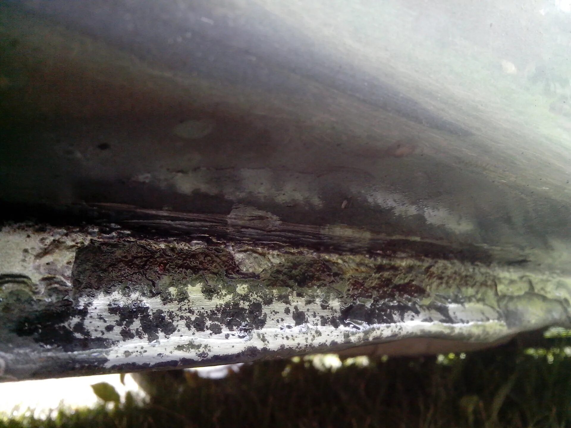 Ржавые пороги поло седан. Ржавеют пороги. Форд фиеста пороги ржавые. Ржавеют короба спереди акцент. Коррозия порога фольксваген поло седан.