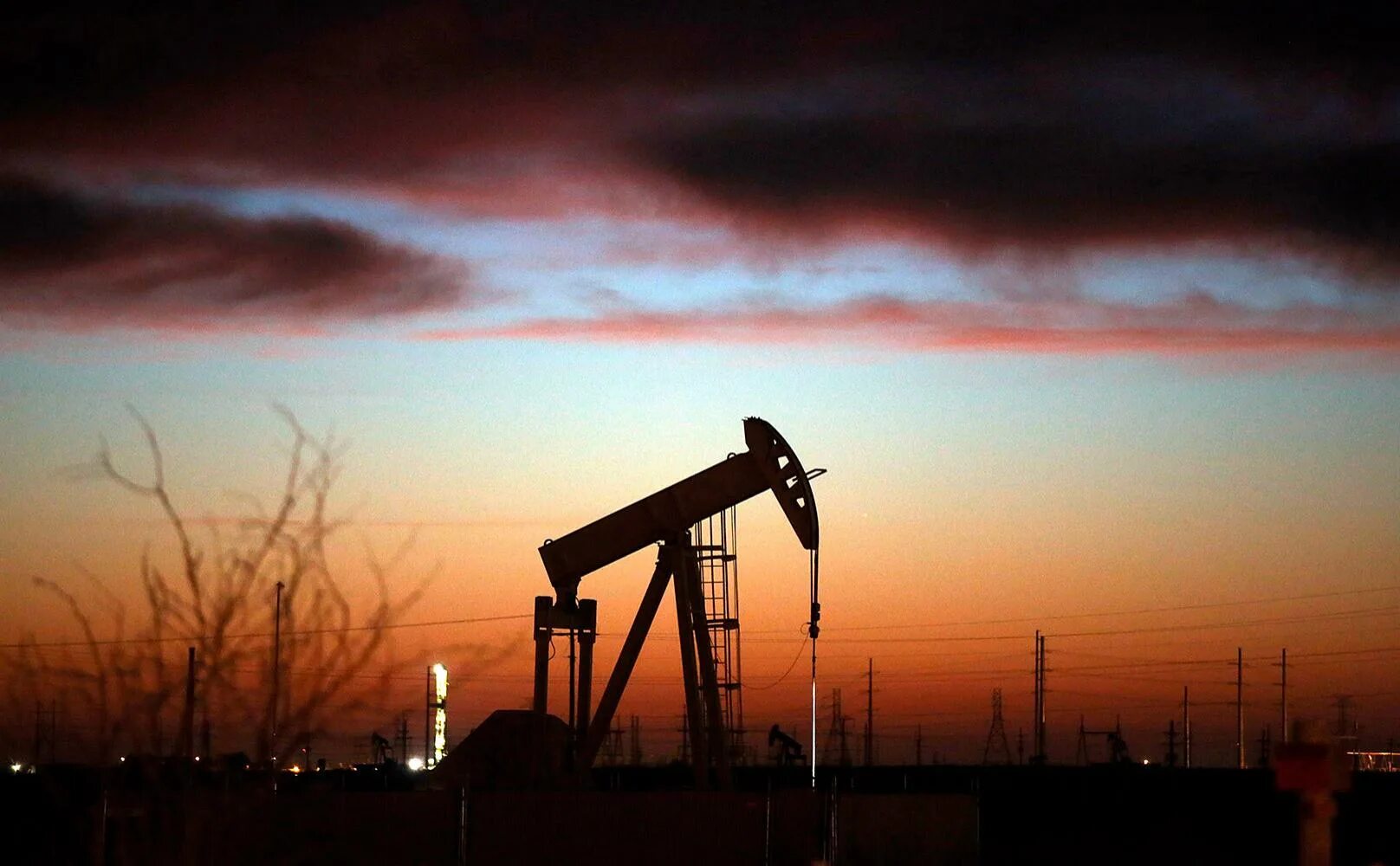 Нефть падает в цене сегодня. Добыча нефти. нефть фото. ливия нефтедобыча. нефть россии.
