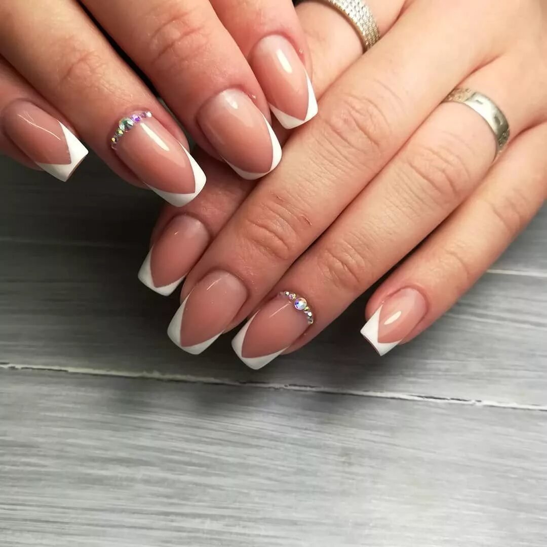 темный френч 2022 2023. красивый френч. белый френч на квадратных ногтях коротких. черный френч 2022 квадрат. розовые ногти.