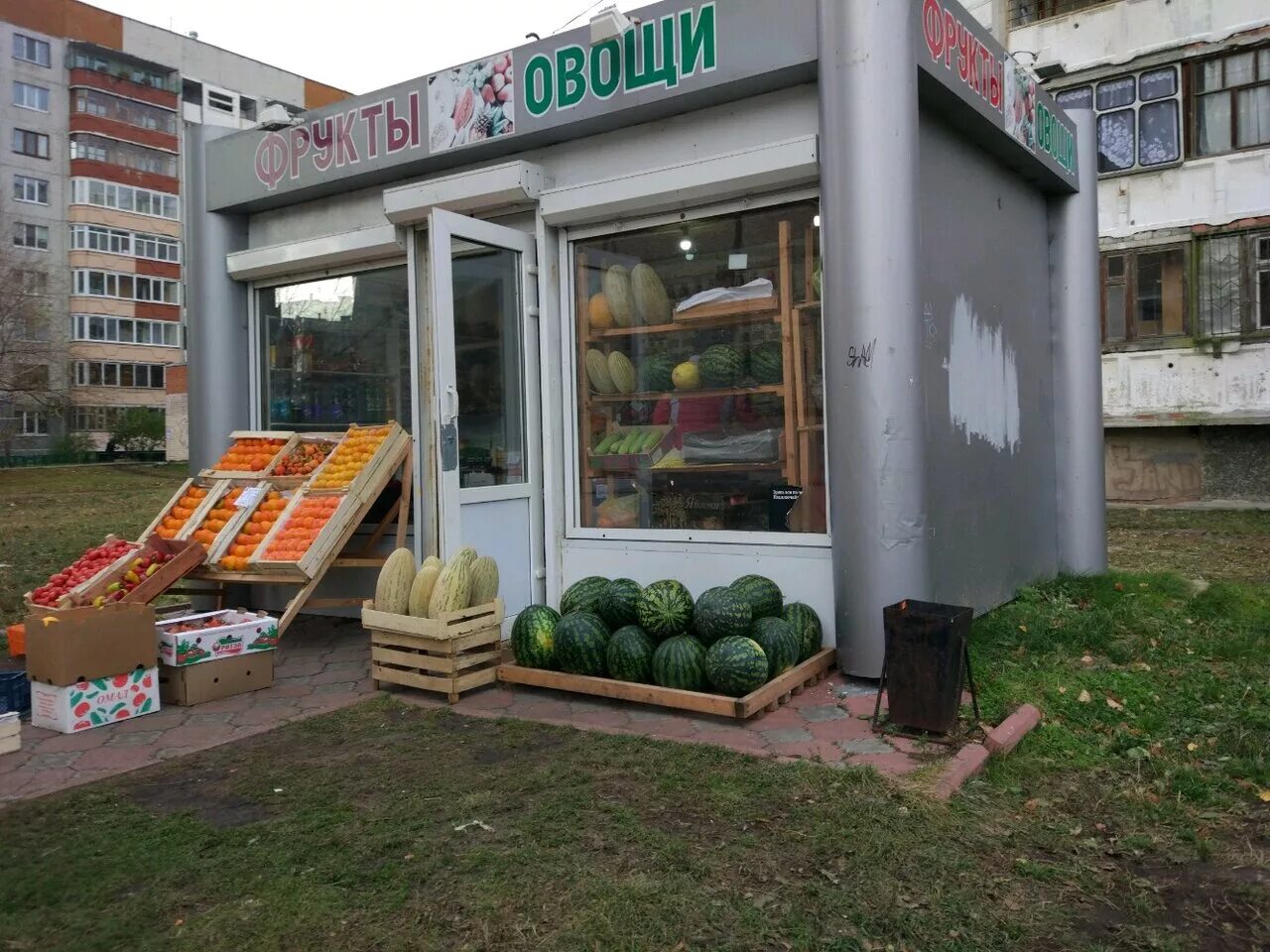 Витрина магазина овощи фрукты. Овощной отдел в магазине. Точка под овощи фрукты. Овощной магазин. Магазин овощи фрукты.