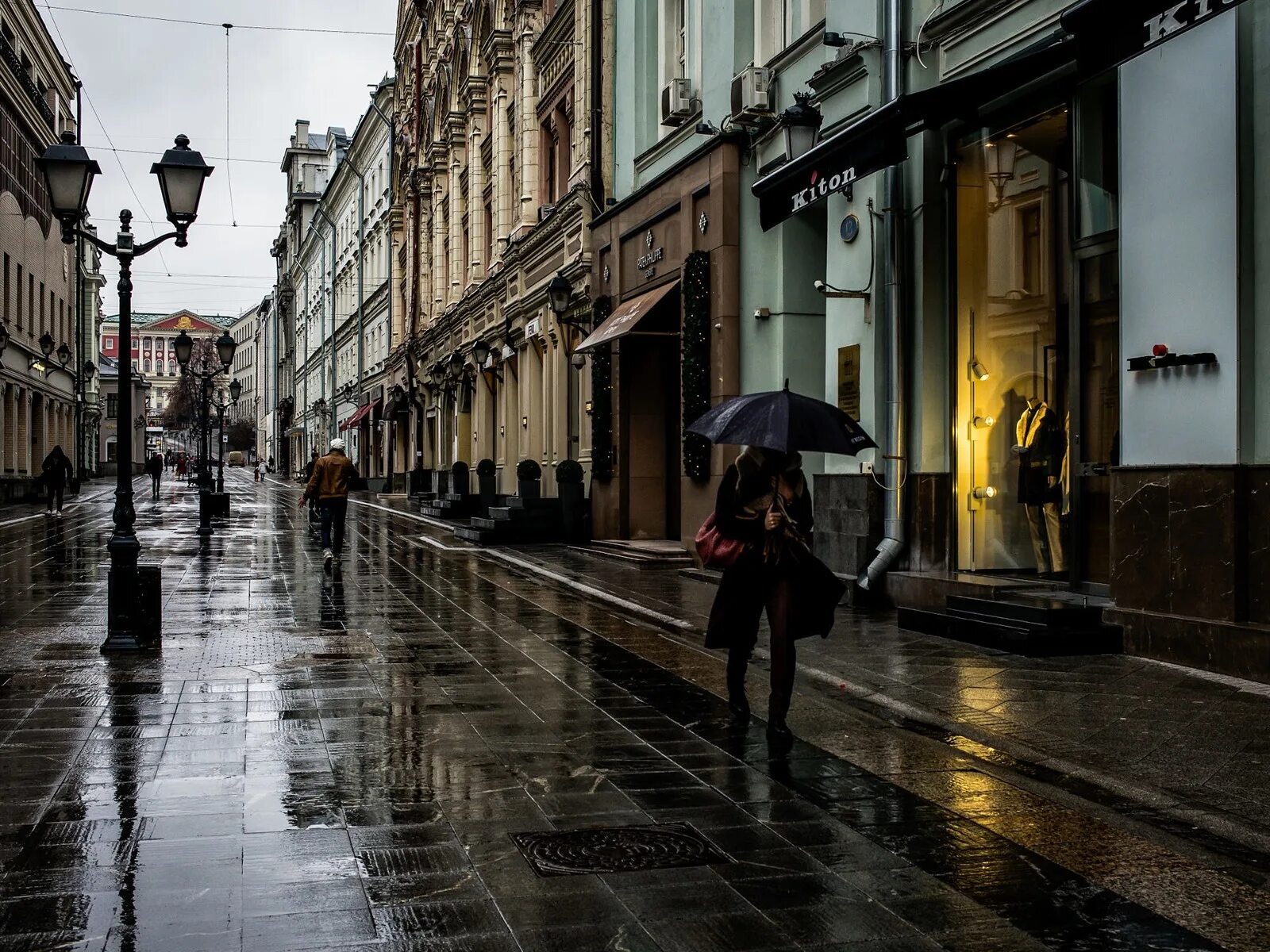 Дождливый город. Улица города. Дождливая улица. Пасмурный город.