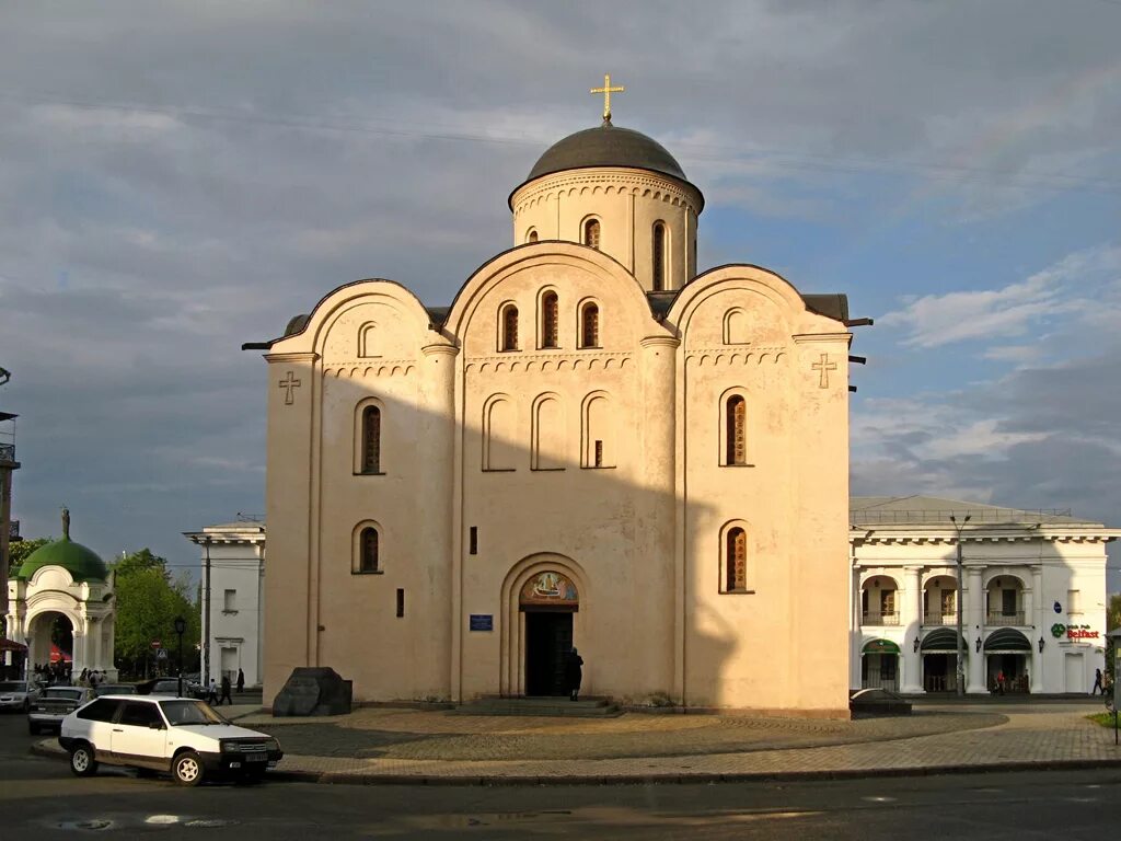 Церковь успенской богородицы. Церковь Успения Богородицы Пирогощи. Церковь Успения Пресвятой Богородицы в Киеве. Церковь Богородицы Пирогощи на Подоле в Киеве. Церковь Успения Богородицы Пирогощи в Киеве.