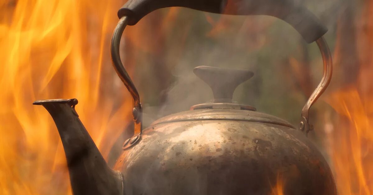 Чайник на 2 минуты. Сгоревший чайник. Чайник кипит. Чайник для газовой плиты. Чайник кипит на плите.