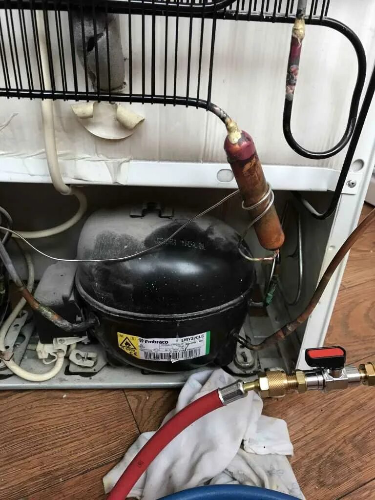 Утечка фреона в холодильнике. Клапан для закачки фреона в холодильник. Холодильник стинол утечка фреона. Фреон для холодильника. Вытек фреон из холодильника.