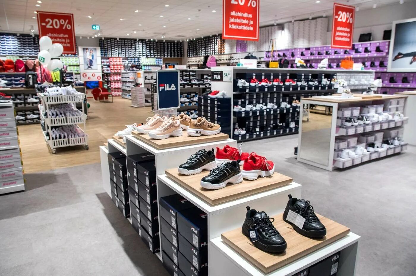 Первый магазин обуви. Дейчман обувь. Магазин обуви Deichmann. Эстонский магазин. Эстония магазин одежды.