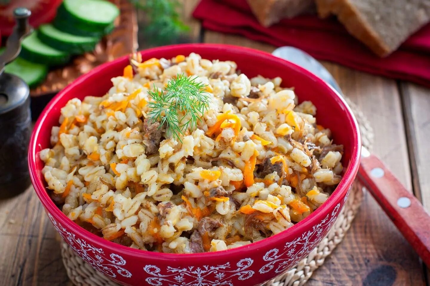 Как приготовить перловку с тушенкой вкусно. Перловая каша с тушенкой. перловка с тушенкой. перловая крупа с тушенкой. перловая каша разваристая.