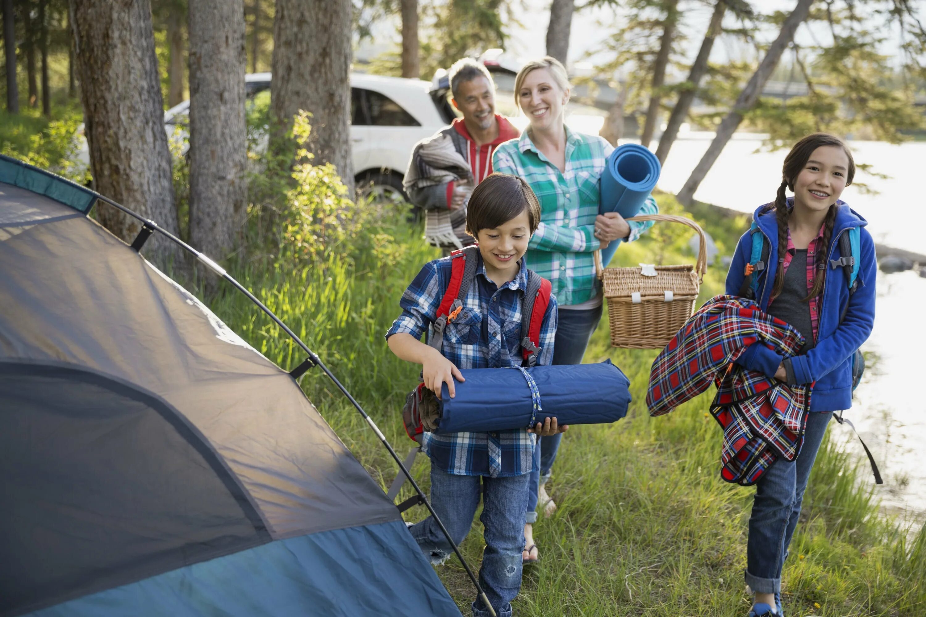 Tourist camping. Туристический поход. Поход с палатками. Семья в походе. Туризм дети.