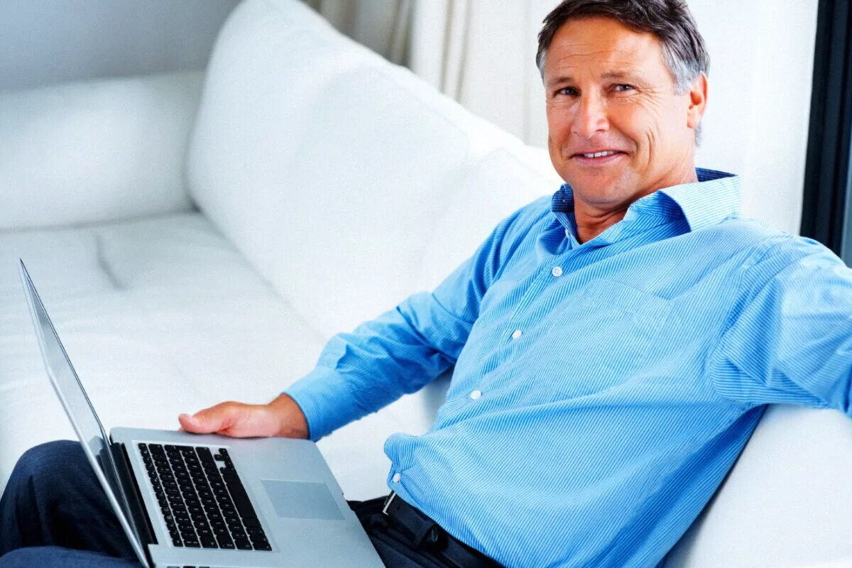 взрослый бизнесмен. серьезный бизнесмен. бизнесмен в возрасте. взрослый бизнесмен. мужчина бизнесмен.