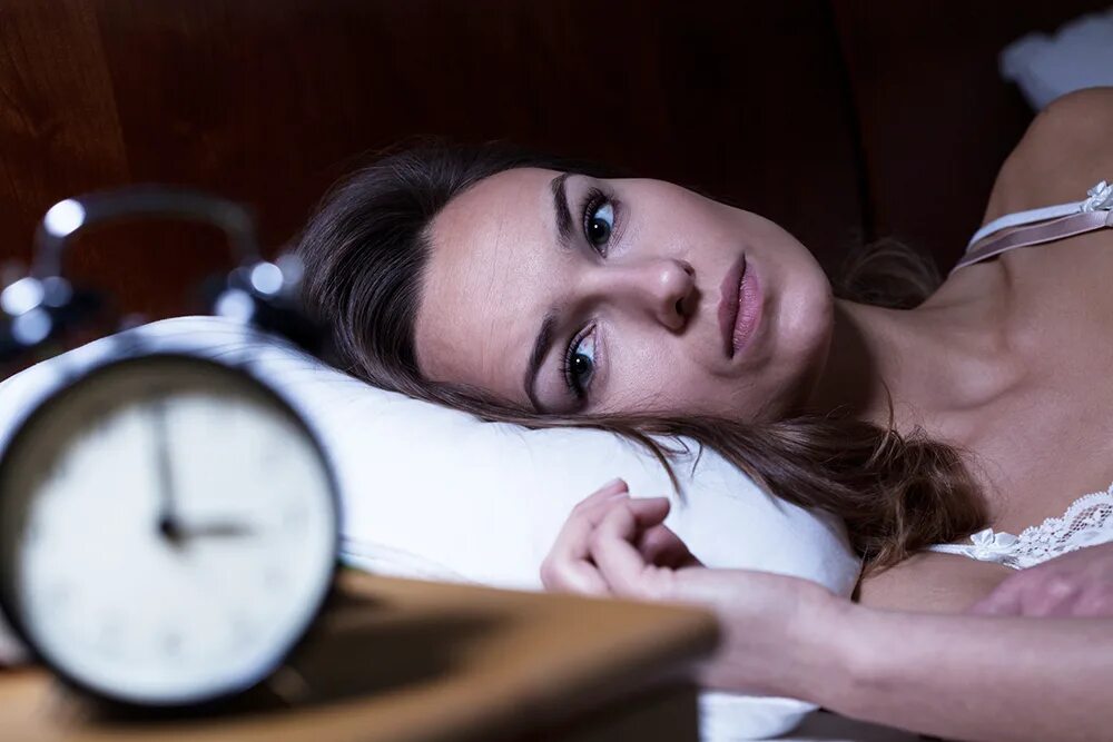 Нарушение сна. Нервный больной человек. Сон плохо выглядеть. Девушка бессонница. Сонливый человек.