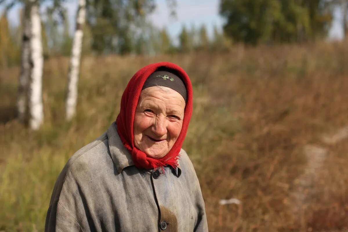 Красивая русская старушка. Деревенская бабушка. Бабушка улыбается. Старуха в платке. Бабуля в платке.