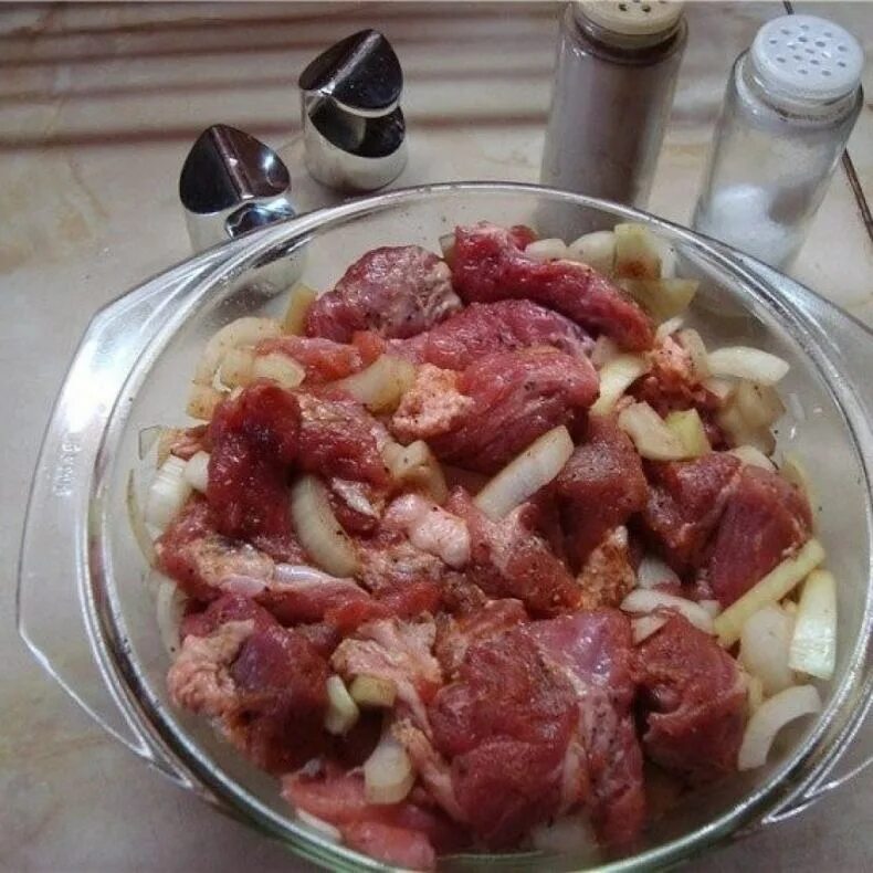Как замариновать говядину для шашлыка. Мясо в маринаде для шашлыка. замаринованное мясо. мясо шашлыка в луковом маринаде. мариновка говядины для шашлыка.